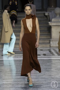 victoria-beckham-ss20-0033-876395.thumb.jpg.b34534508cf52b104448ee3a96834bb1.jpg