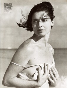 vogue-italia-may-1993-004.thumb.jpg.c14df6fac1223de3a46e2882b002b17f.jpg