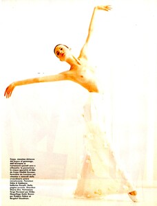 vogue-italia-may-1993-043.thumb.jpg.bbd66ee7457babd1fb3775486cd308c8.jpg