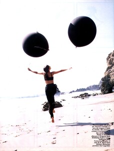 vogue-italia-may-1993-059.thumb.jpg.beedf42a39c0e79d1ef63c4bfb34c667.jpg