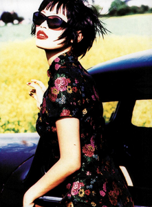 von_Unwerth_Vogue_Italia_December_1994_06.thumb.png.0c9122f11abfc3fa5e4fdd49dcd62ff0.png