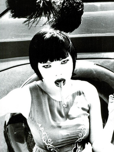 von_Unwerth_Vogue_Italia_December_1994_10.thumb.png.9f7bcdde49607add6eb2352bf9222408.png