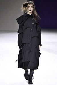 yohji-yamamoto-aw19-0036-cc827f.thumb.jpg.58be11f9deb5f498aa1efc5cc6e01b83.jpg