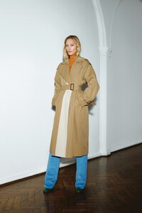00001-Victoria-Beckham-Pre-Fall-2020.thumb.jpg.97bc459719d31289210587ff1258ce6c.jpg