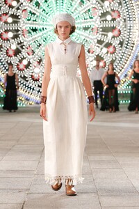 00002-Dior-Resort-Spring-2021.thumb.jpg.6a9aee16c29d1a435a8675cf3a5cb12e.jpg