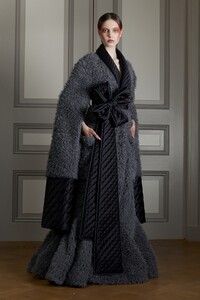 00002-Viktor-Rolf-Couture-FALL-20-Credit-Casper-Kofi.thumb.jpg.d96deba4af90816e435dd68b4ddd205d.jpg