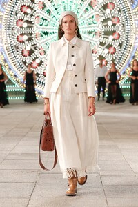 00003-Dior-Resort-Spring-2021.thumb.jpg.481df585bffb0f6631e8982d3ea209ee.jpg