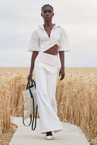 00003-Jacquemus-Spring-21.thumb.jpg.58215358ff4de1b71f1d5dc04b869ab2.jpg