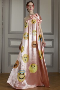 00004-Viktor-Rolf-Couture-FALL-20-Credit-Casper-Kofi.thumb.jpg.c1674fe7f734b8dbd8b41c7bc7fdd2b4.jpg