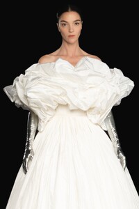 00005-Valentino-Couture-DETAILS-Fall-2020.thumb.jpg.fa685734ccbc6ad297d9a4f55bad3a6b.jpg