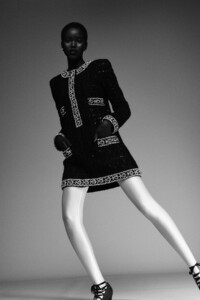00006-CHANEL-COUTURE-FALL-20-Credit-Mikael-Jansson.thumb.jpg.22bb39562a6ed28f62b4e25b104588bd.jpg