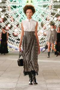 00006-Dior-Resort-Spring-2021.thumb.jpg.7e87e88a8803e180dfe092c36eee7299.jpg
