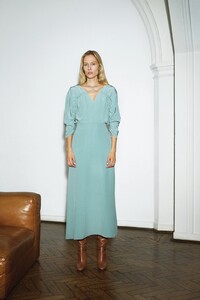 00006-Victoria-Beckham-Pre-Fall-2020.thumb.jpg.cc6cccfb21641a26572b675d56bc3c96.jpg