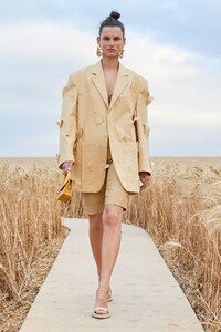 00008-Jacquemus-Spring-21.thumb.jpg.9b8ac4bf5135f2210ffd909be3cf9c31.jpg