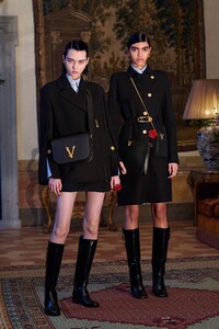 00009-Versace-Pre-Fall-2020.thumb.jpg.2e24027e2c7206a48defa8257a6252ae.jpg