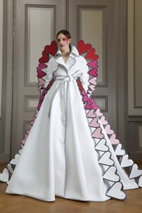00009-Viktor-Rolf-Couture-FALL-20-Credit-Casper-Kofi.thumb.jpg.88af5befa378d29bc9ecb5100efbe447.jpg