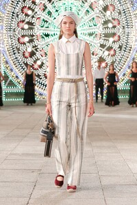 00010-Dior-Resort-Spring-2021.thumb.jpg.dbd7dc745a10093eb0bc0e9cf855a0d8.jpg