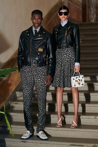 00010-Versace-Pre-Fall-2020.thumb.jpg.f7a8a385835b762be2435ffa88fb32de.jpg