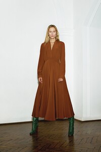 00010-Victoria-Beckham-Pre-Fall-2020.thumb.jpg.12faf9a99d6cc182d54927bc182c0585.jpg