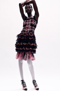 00011-CHANEL-COUTURE-FALL-20-Credit-Mikael-Jansson.thumb.jpg.fdb43139432eb92aa58bab5339936cb9.jpg