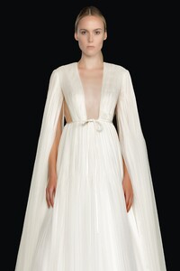 00012-Valentino-Couture-DETAILS-Fall-2020.thumb.jpg.2cdd8b7c2cb52ca7f0ae2a5f3bc799c6.jpg
