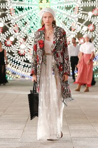 00013-Dior-Resort-Spring-2021.thumb.jpg.b442d0ac02a4c2039707e59ad07e05b0.jpg