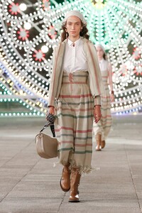 00023-Dior-Resort-Spring-2021.thumb.jpg.7bdc35c1dfa14ef3346f9afc583fd536.jpg