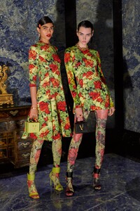 00023-Versace-Pre-Fall-2020.thumb.jpg.652b3a01430ef0d4b4226a7b1cf50886.jpg