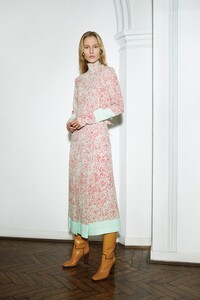 00023-Victoria-Beckham-Pre-Fall-2020.thumb.jpg.647d228aa92ccc62ff0cde729569ecce.jpg