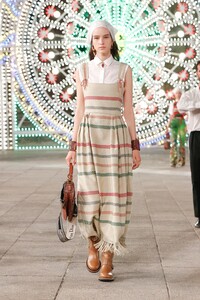00024-Dior-Resort-Spring-2021.thumb.jpg.fab5f7645440bb7df88546febebd6485.jpg