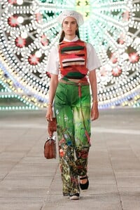 00025-Dior-Resort-Spring-2021.thumb.jpg.77e6ef78faaa6e399ddd6cde2020a134.jpg