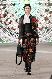 00029-Dior-Resort-Spring-2021.thumb.jpg.732ac9839ae9f089b680460a2f852973.jpg