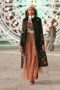 00031-Dior-Resort-Spring-2021.thumb.jpg.f99aee88689e9b6902fe4f882c9894dc.jpg