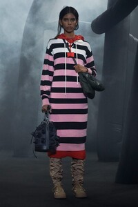 00031-Moncler-1-JW-Anderson-RTW-Fall-2020.thumb.jpg.b0e03ab034d5db35dd9c48478ea36b49.jpg