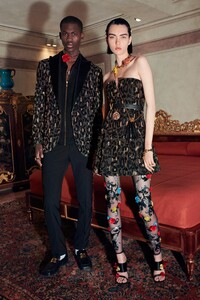 00040-Versace-Pre-Fall-2020.thumb.jpg.00ef123e76c3478ae101262220f6face.jpg