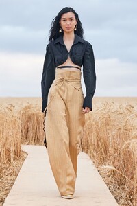 00041-Jacquemus-Spring-21.thumb.jpg.49a073f6f0bd54b333b60167f1fcc007.jpg