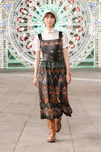 00051-Dior-Resort-Spring-2021.thumb.jpg.4dd49afea519498c2993bcece2a198b9.jpg