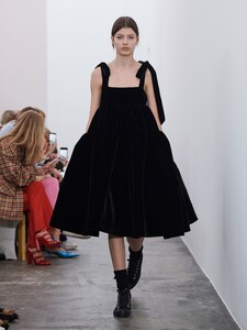 02-cecilie-bahnsen-fall-winter-18.thumb.jpg.55738b9ff4374ac2c997cd0bac5608b7.jpg