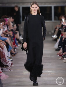 038-valentino-pre-fall-19-e86f70.thumb.jpg.ecfe2f62eb9935e4ddfcabc4a31abc97.jpg