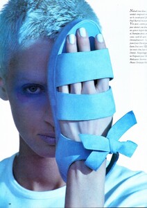 1044224745_marieclairebisSeptember1994LesPetalesChristianMoser5.thumb.jpg.1757560a5cf076611f4cf34e2d631851.jpg