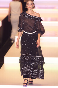 1062334599_ChanelSpring2001iAOPvTl0wjtx.thumb.jpg.bf4a7a94f46e9dc59eed0c4a298c4255.jpg