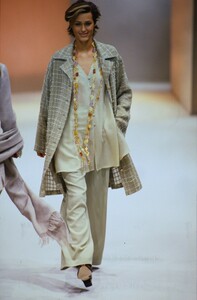 1069265326_salvatore-ferragamo-ss-1994(2).thumb.jpg.ec52db51e13d14d41ace87830e38a4ff.jpg