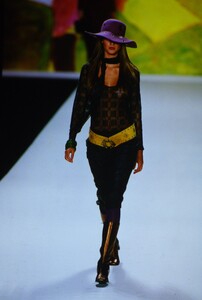 1070789725_anna-sui-fw-2000(2).thumb.jpg.ca20a283ab2a22a24dcdddbfb5d2af17.jpg