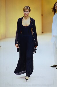 1218439775_salvatore-ferragamo-ss-1994(13).thumb.jpg.1eab12e960dc3a978454746f788f9417.jpg