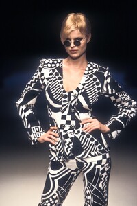 1231295818_EmanuelUngaro1996WomenRTW36.thumb.jpg.bde8e185cb319a455753a53105d6e47d.jpg