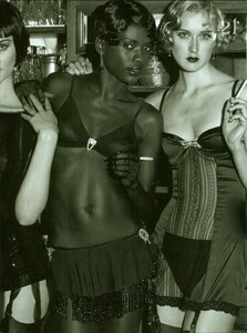 ARCHIVIO - Vogue Italia (December 2001) - Gleaming Evenings - 009.jpg