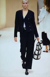 1295380165_salvatore-ferragamo-ss-1994(3).thumb.jpg.a4f4474a284557ffe155132d3af645af.jpg