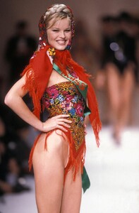 Junko Shimada Prêt-à-porter Printemps-Eté 1993.jpg