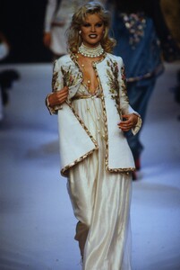 1442544691_chanel-hc-fw-1992(6).thumb.jpg.0b9f30d25b252a1d779251e6cf263cbc.jpg