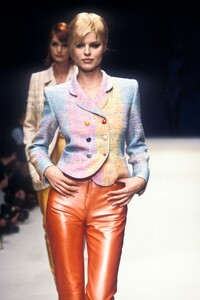 1516474576_EmanuelUngaro1996WomenRTW101.thumb.jpg.35ffb92f801a066149b7e758a57e4fd7.jpg